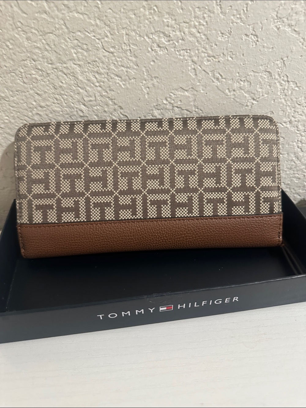 Tommy Hilfiger Monogram Zip Around Wallet Brown & Tan NWT - Picture 4 of 7